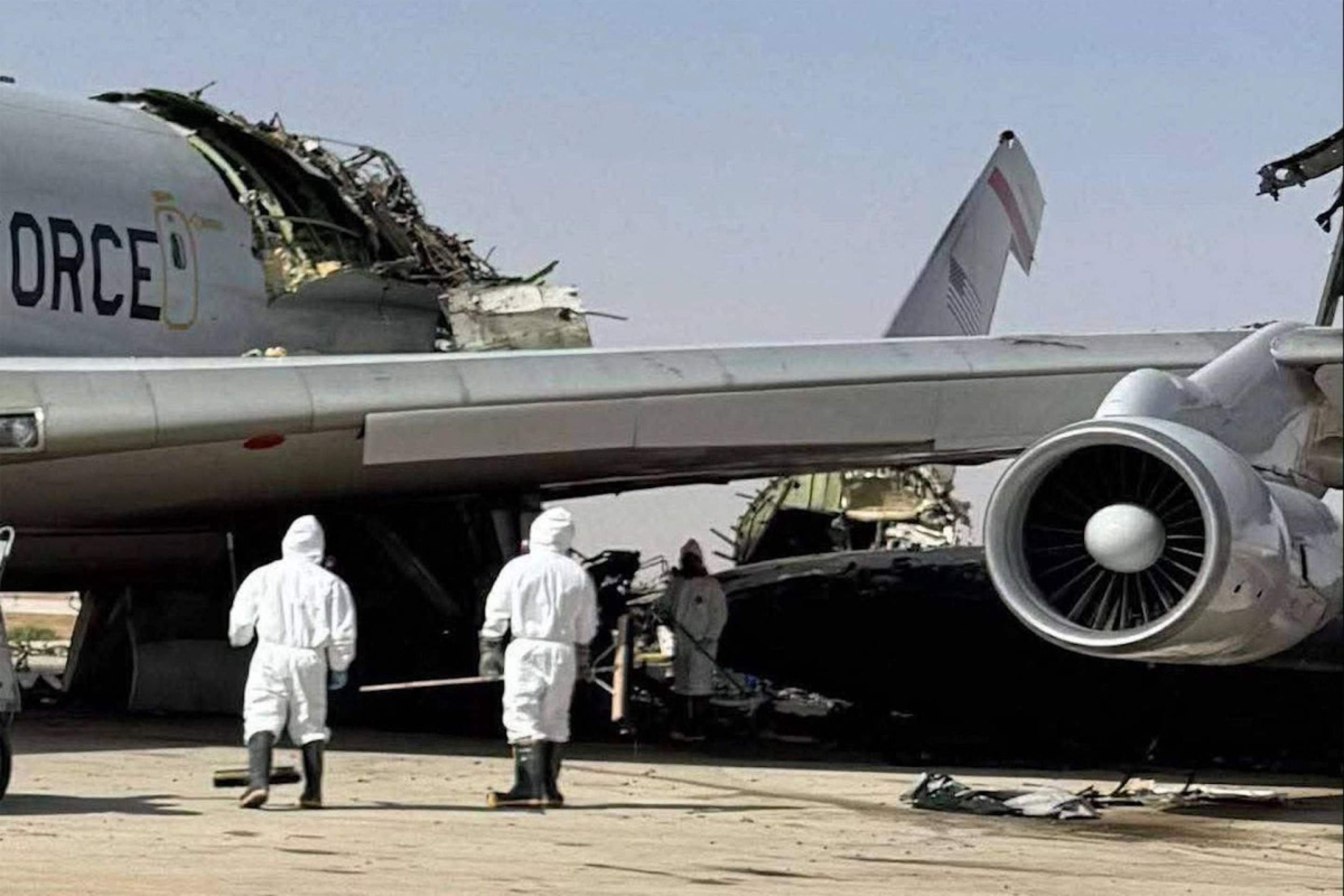 Avião de guerra dos EUA em chamas após ataque iraniano; destroços e fumaça.