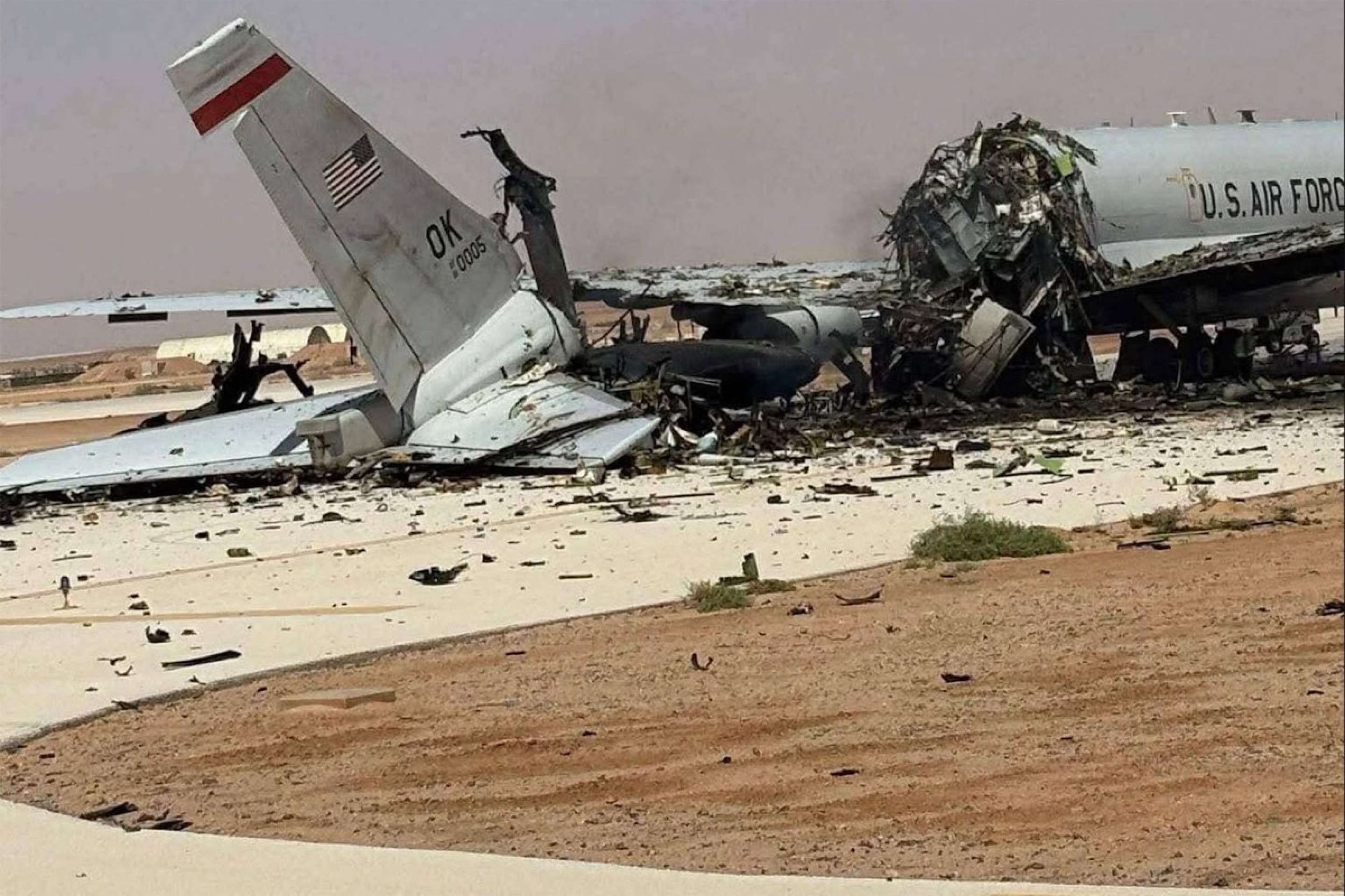 Avião de guerra dos EUA em chamas após ataque iraniano; destroços e fumaça.