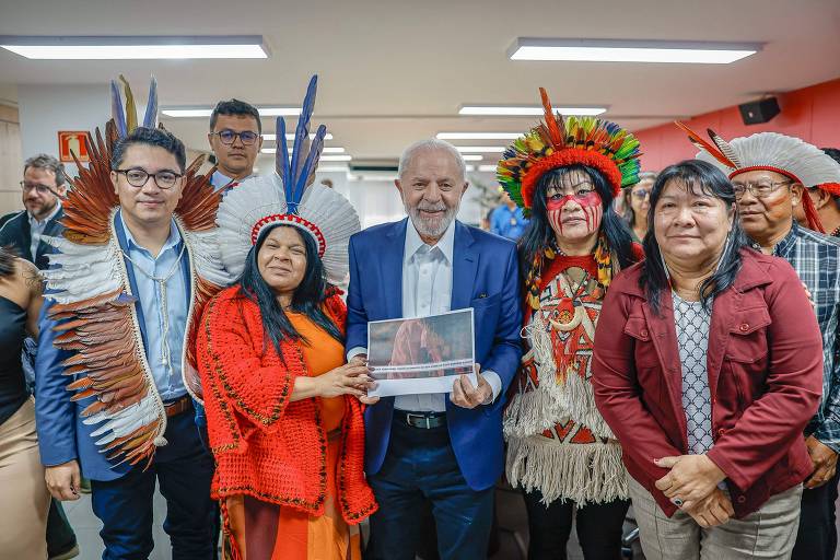 Sônia Guajajara, deputada federal, deixa Ministério dos Povos Indígenas para disputar reeleição.