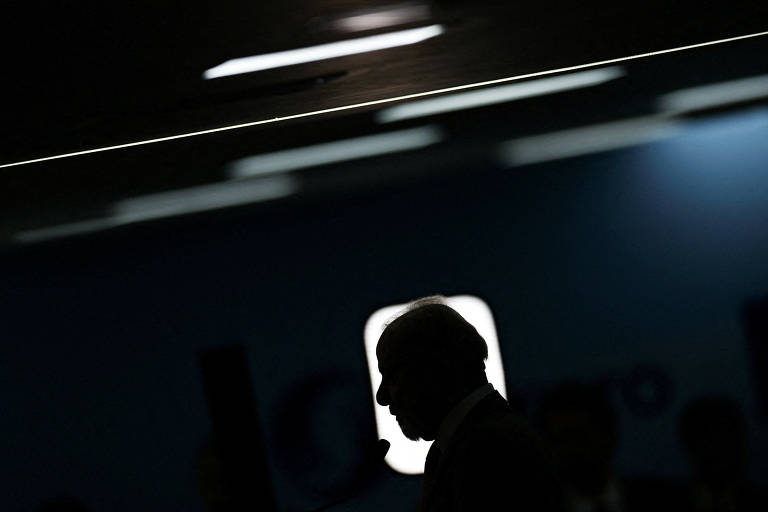 Lula e Flávio Bolsonaro em disputa eleitoral acirrada com propaganda na TV e busca por apoio central.