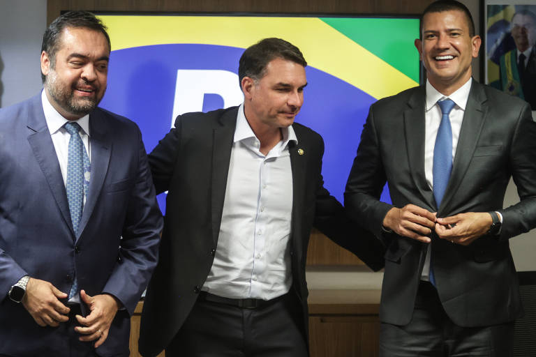 Lula e Flávio Bolsonaro em disputa eleitoral acirrada com propaganda na TV e busca por apoio central.