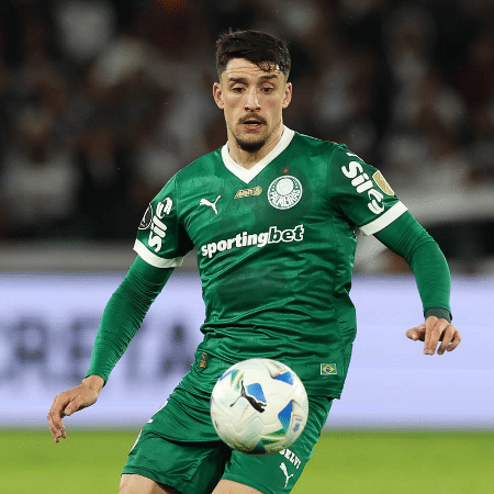 Piquerez, lateral do Palmeiras, em treino de recuperação após lesão, vislumbra retorno aos gramados.