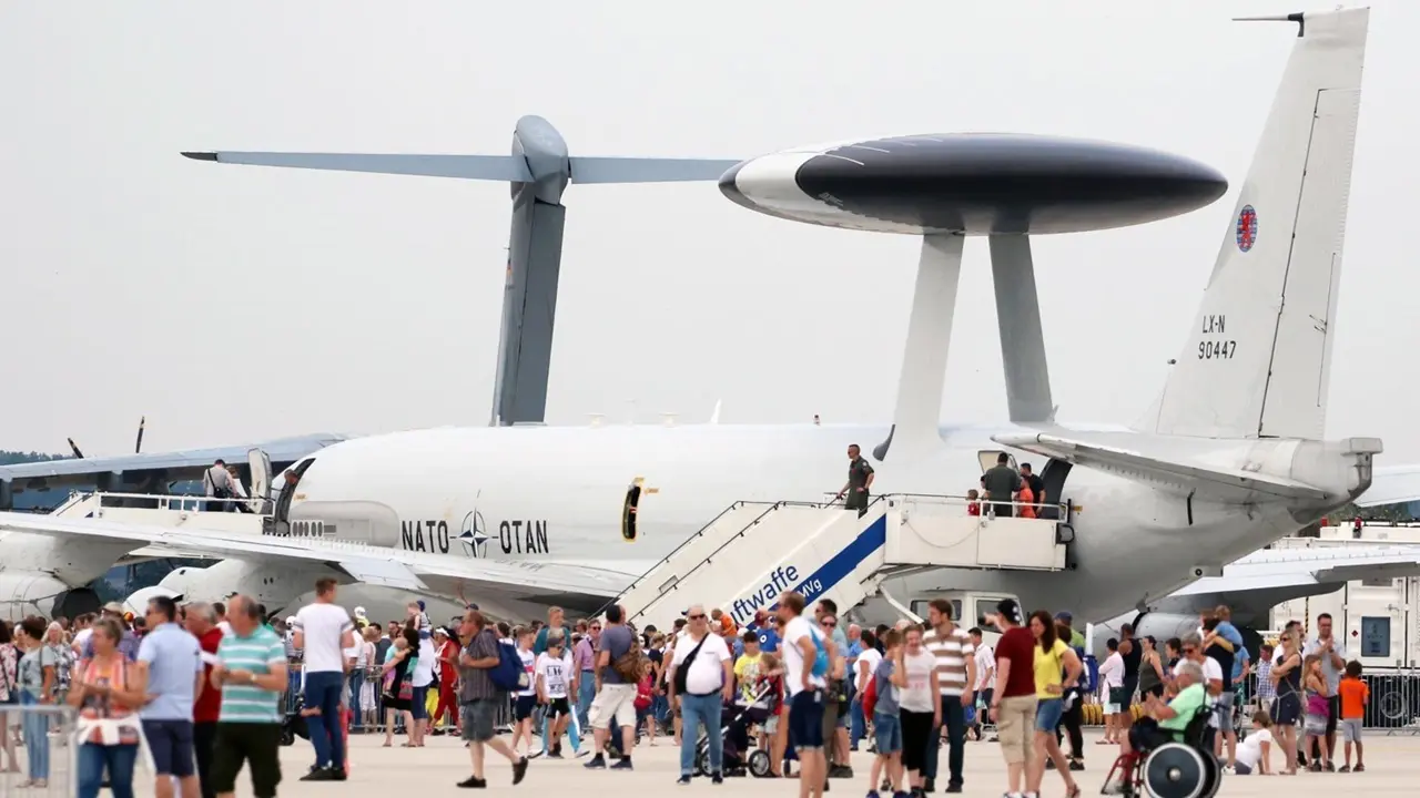 Avião espião RQ-4 Global Hawk dos EUA danificado em ataque iraniano; destroços.