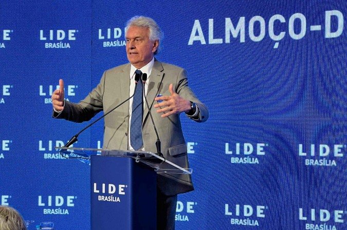 Moraes exige explicações da defesa de Bolsonaro sobre vídeo com falas de Eduardo Bolsonaro.