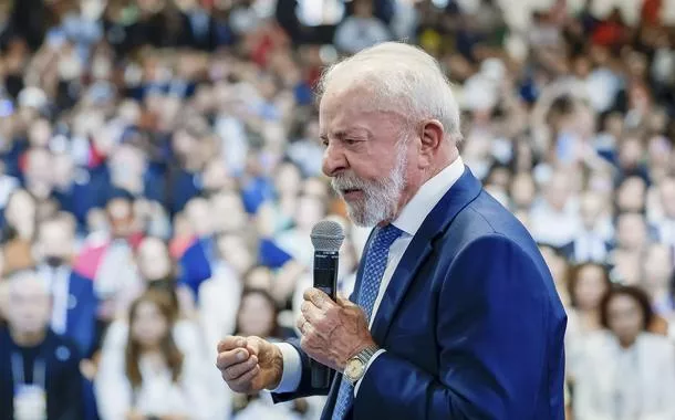 Lula solicita análise dos juros elevados do rotativo do cartão de crédito, conforme Gleisi Hoffmann.