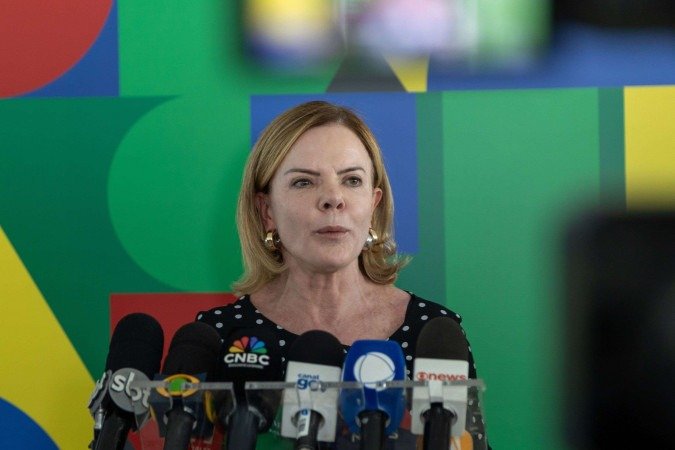 Eduardo Bolsonaro em Brasília, desafiando STF após cobranças em investigação.