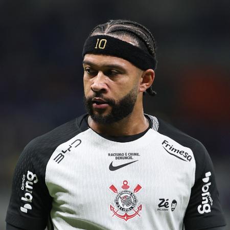 Memphis Depay viaja para exames médicos na Europa enquanto Corinthians busca reabilitação no Brasileirão.