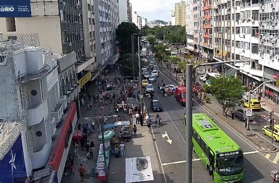 Acidente na Tijuca: ônibus e bicicleta elétrica colidem, resultando em mortes de mulher e criança.