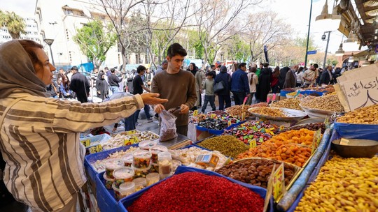 Acidente na Tijuca: ônibus e bicicleta elétrica colidem, resultando em mortes de mulher e criança.