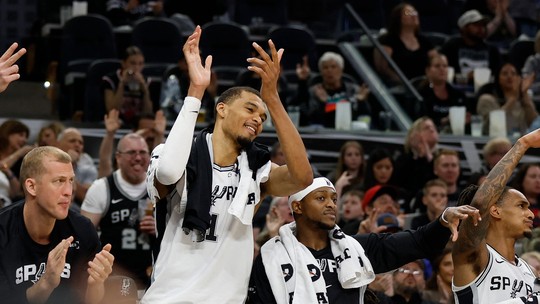 Acidente na Tijuca: ônibus e bicicleta elétrica colidem, resultando em mortes de mulher e criança.