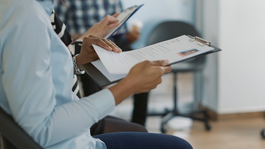 Solange Couto na mira da eliminação após vitória de Lucas Buda no BBB 26; enquete parcial.