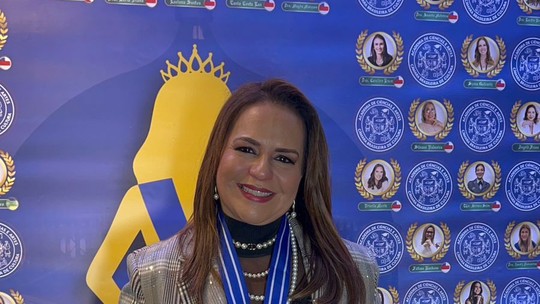 Foguete Artemis da NASA na plataforma, pronto para histórico lançamento lunar após 50 anos.