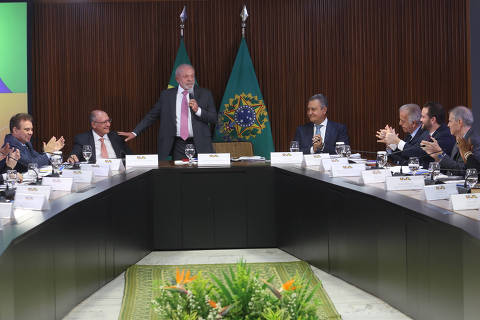 Incêndio em distribuidora de tintas em Diadema (SP) causa destruição e mobiliza bombeiros.