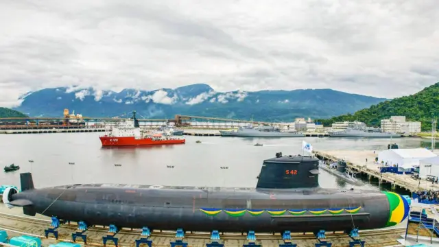 Submarino nuclear brasileiro: defesa estratégica e tecnologia sensível em foco.