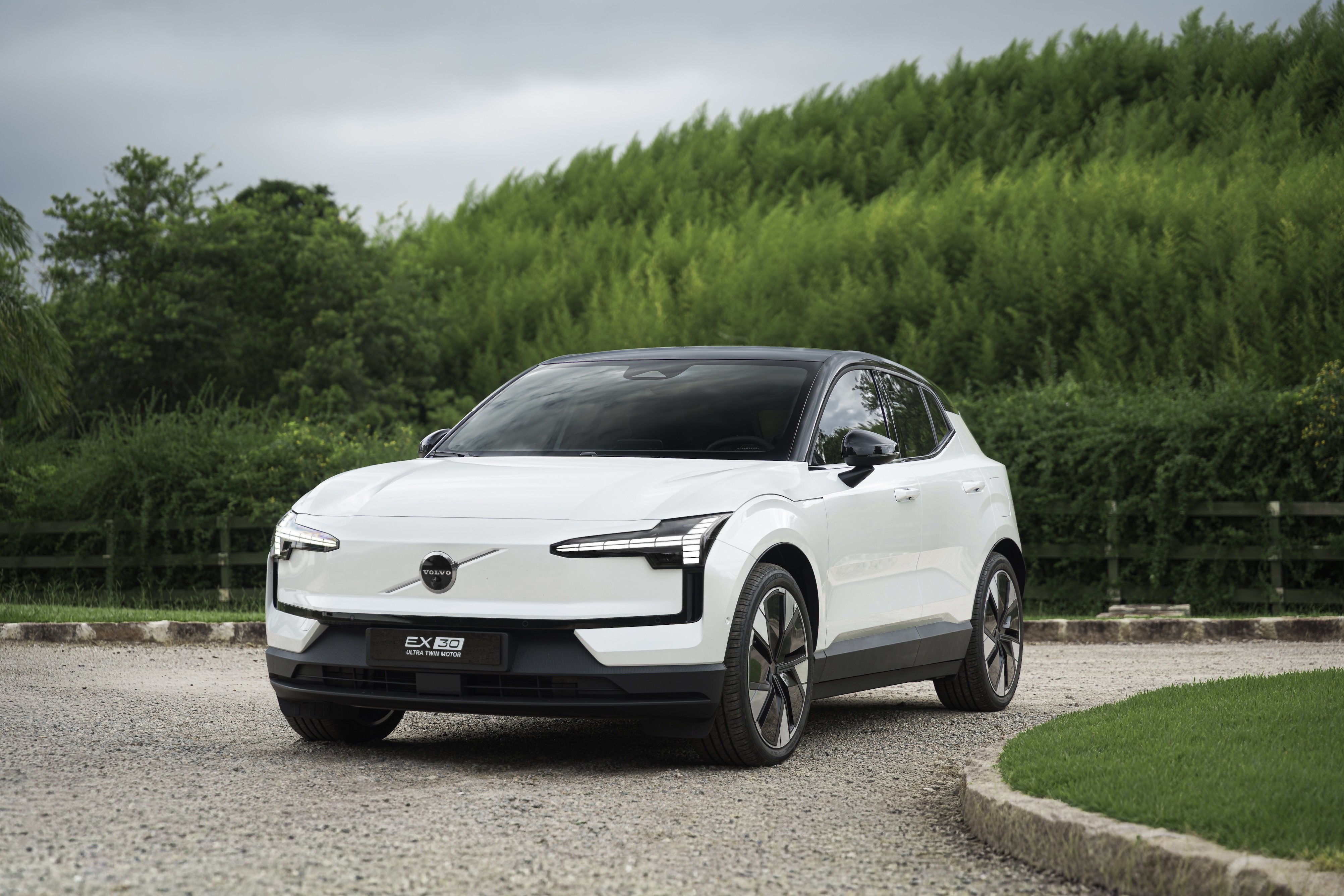Volvo EX30 Ultra Twin Motor: SUV elétrico acelera de 0 a 100 km/h em 3,6s.
