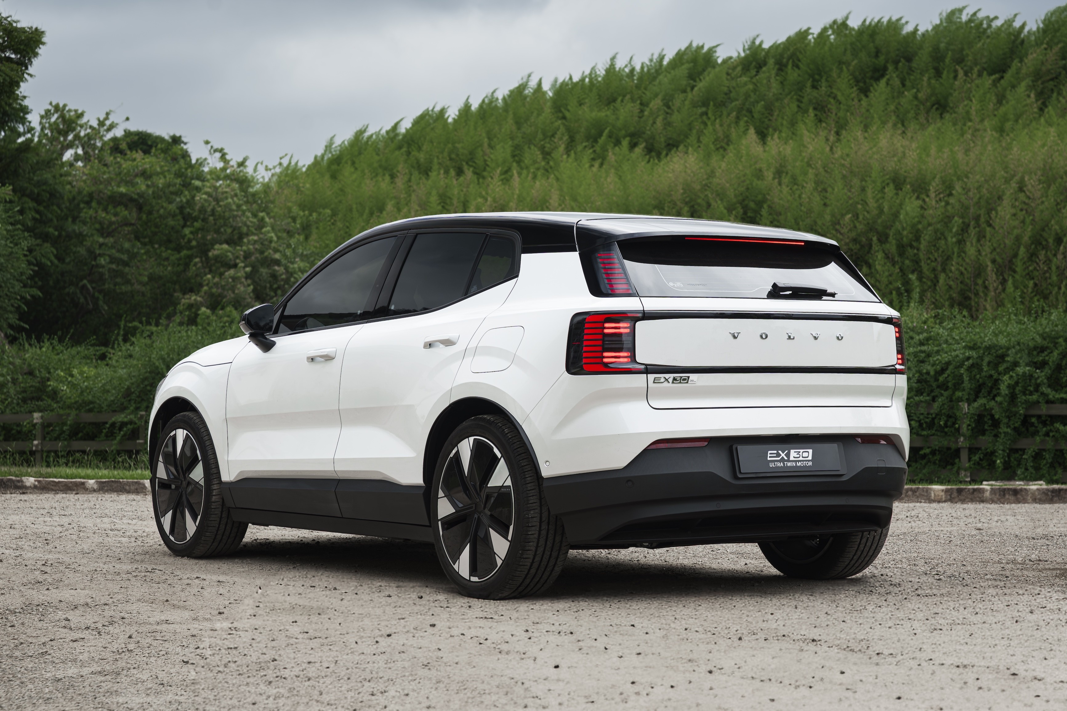 Volvo EX30 Ultra Twin Motor: SUV elétrico acelera de 0 a 100 km/h em 3,6s.