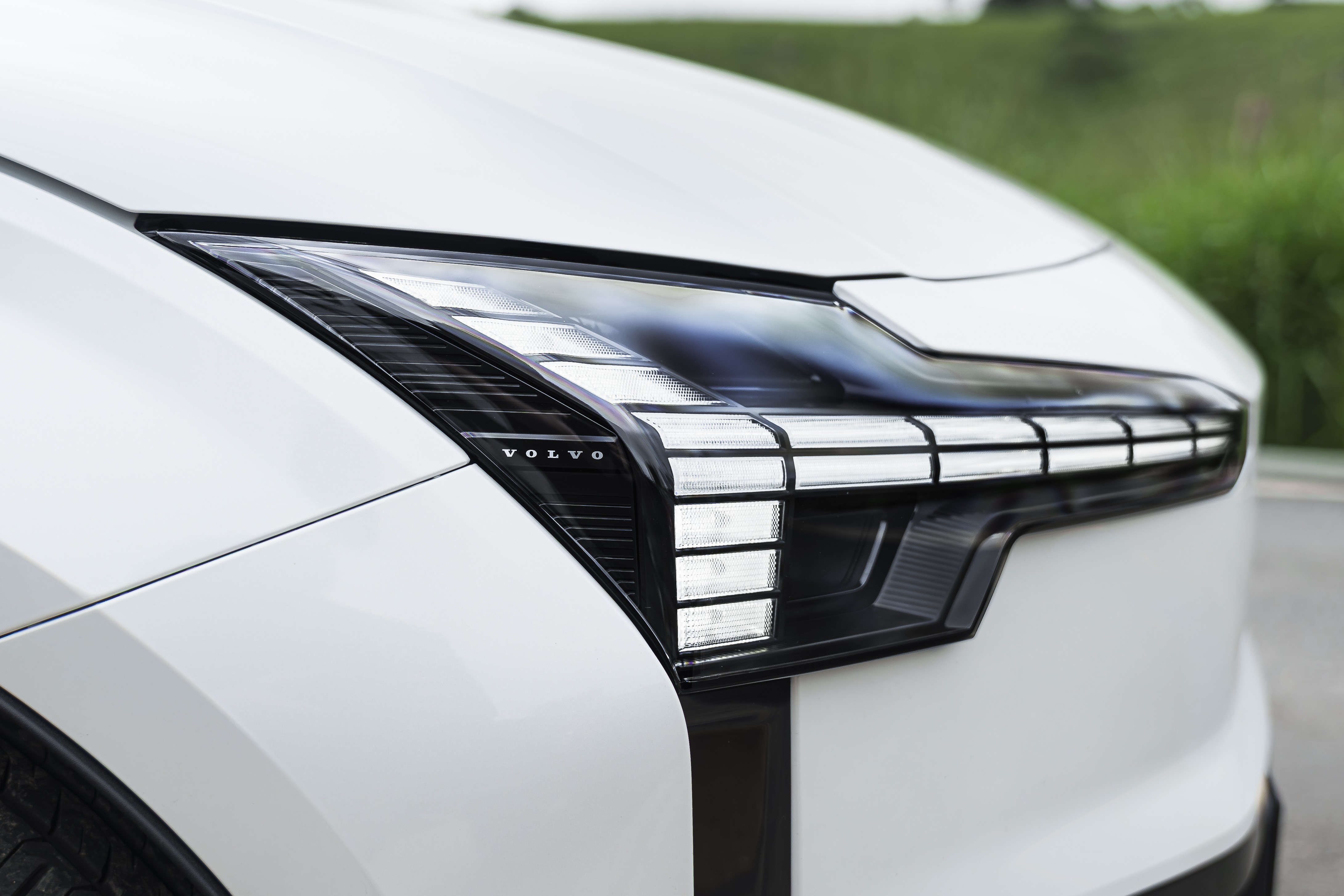 Volvo EX30 Ultra Twin Motor: SUV elétrico acelera de 0 a 100 km/h em 3,6s.