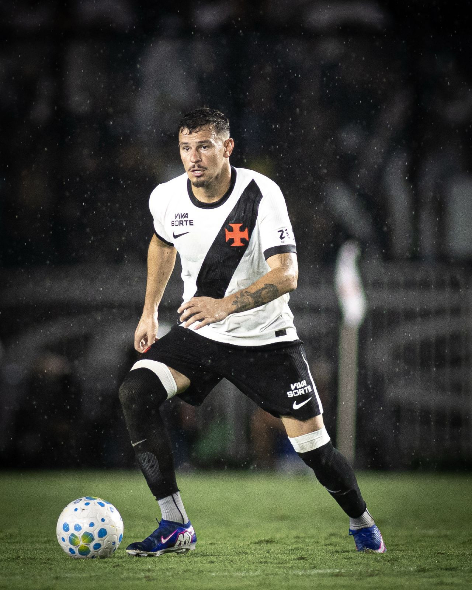 Hugo Moura comemora alta e projeta futuro promissor no Vasco da Gama.