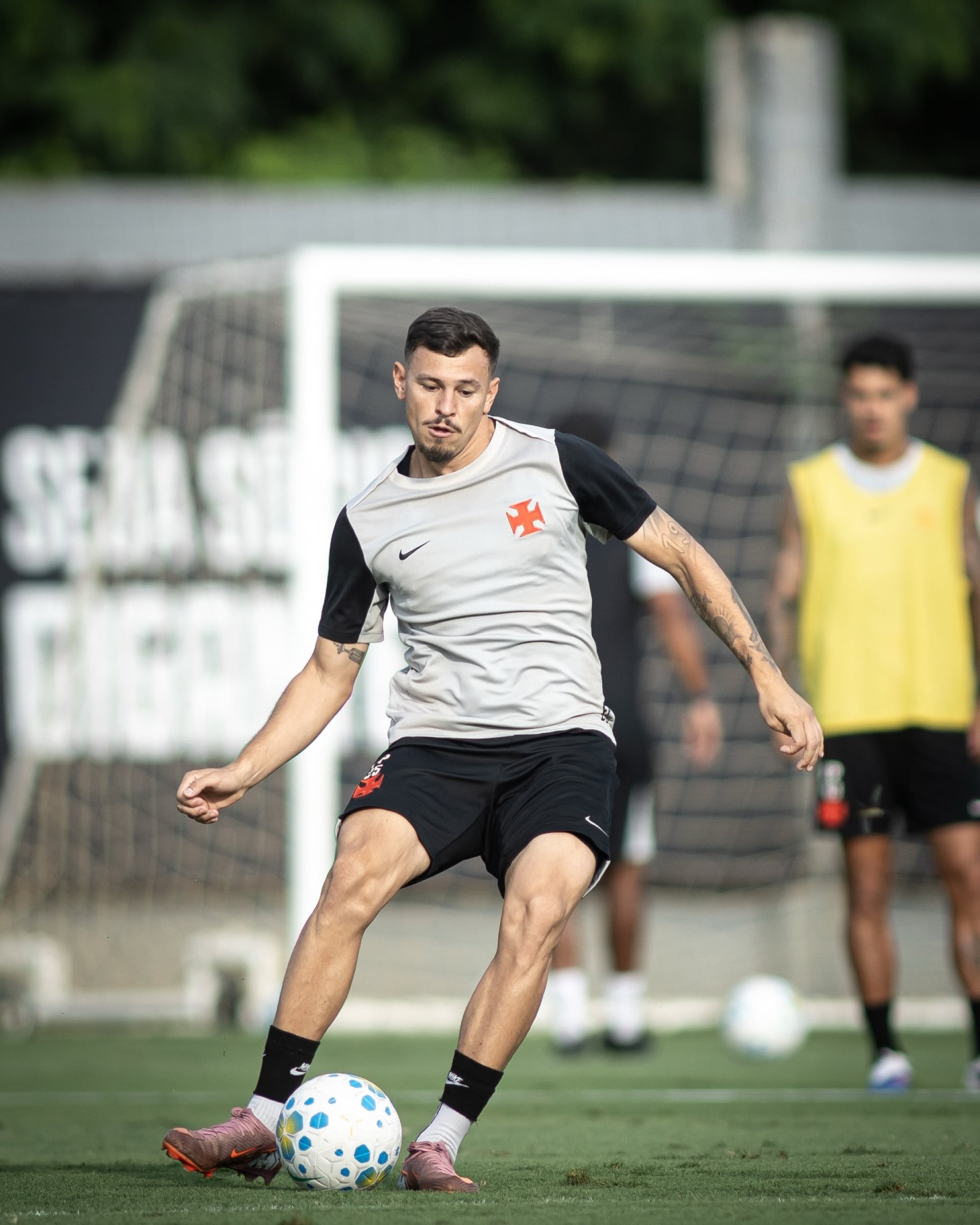 Hugo Moura comemora alta e projeta futuro promissor no Vasco da Gama.