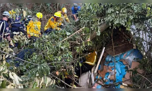 Caminhoneiro resgatado após ficar preso em cabine de caminhão destruído em SC.
