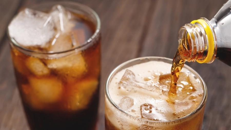 Bebidas açucaradas e demência: relação alarmante exposta em pesquisa recente.