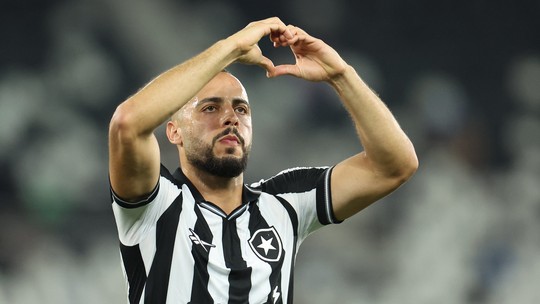 Pessoas recebem vacina contra gripe no Rio de Janeiro; confira grupos prioritários e locais de imunização.