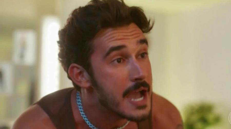 João Raul abandona rotina e busca novos caminhos após decisão impulsiva.