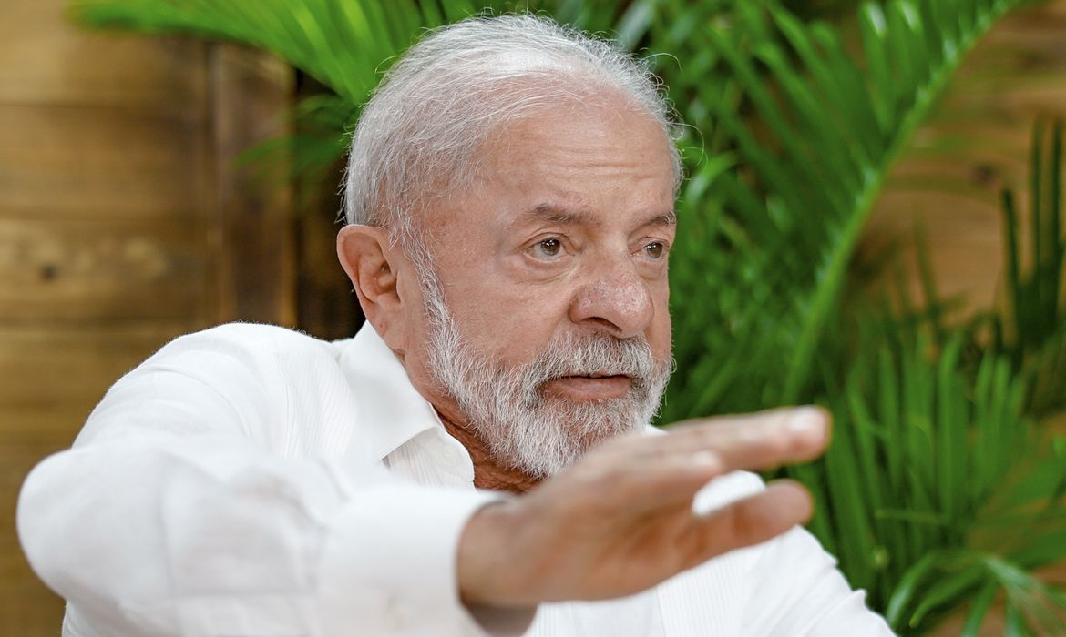 Lula busca cancelar leilão Petrobras alegando preços elevados do gás natural.