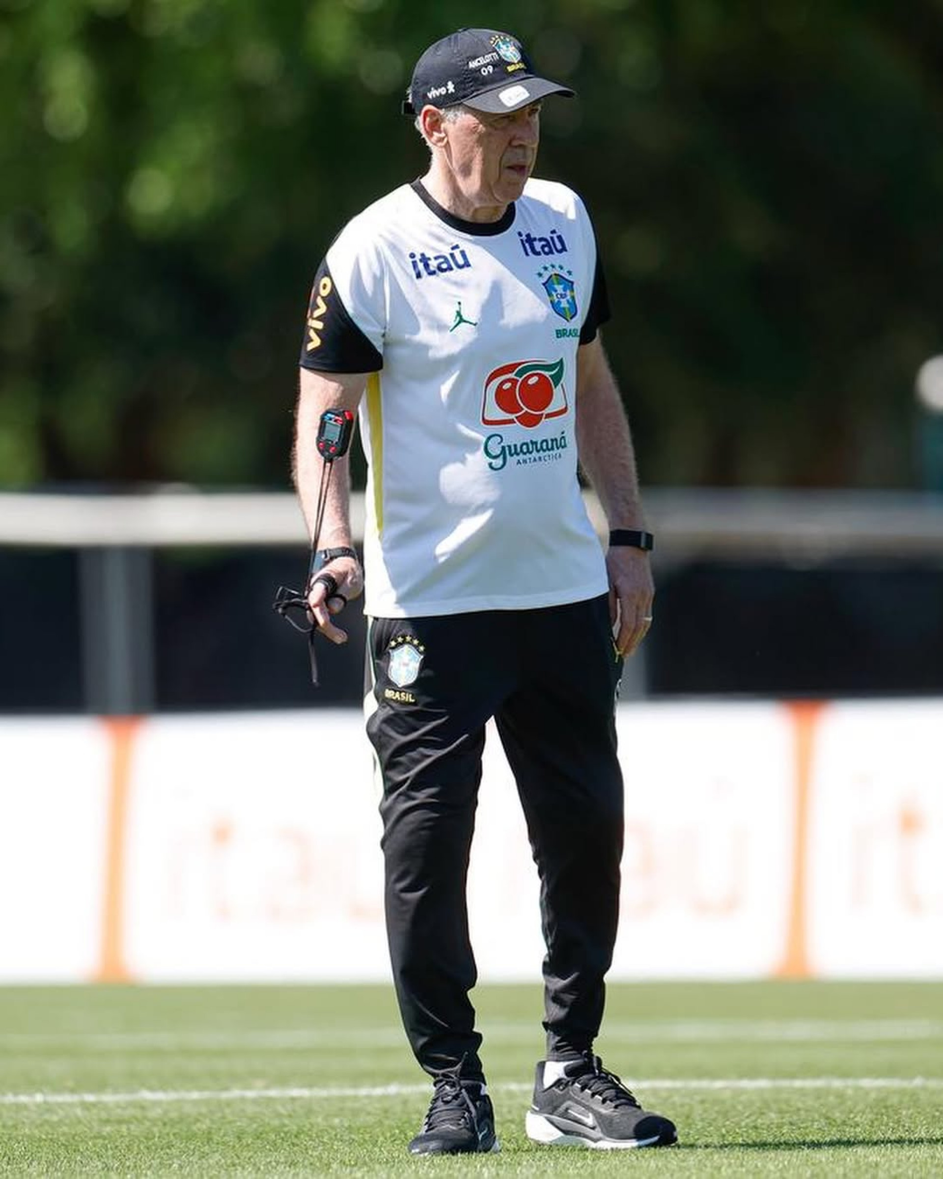 Endrick e Ancelotti: jovem craque elogia o técnico em entrevista, destacando a ótima relação.