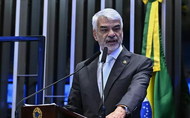 Manchete Folha: Flávio Bolsonaro é chamado de golpista e fim do "bolsonarismo moderado".