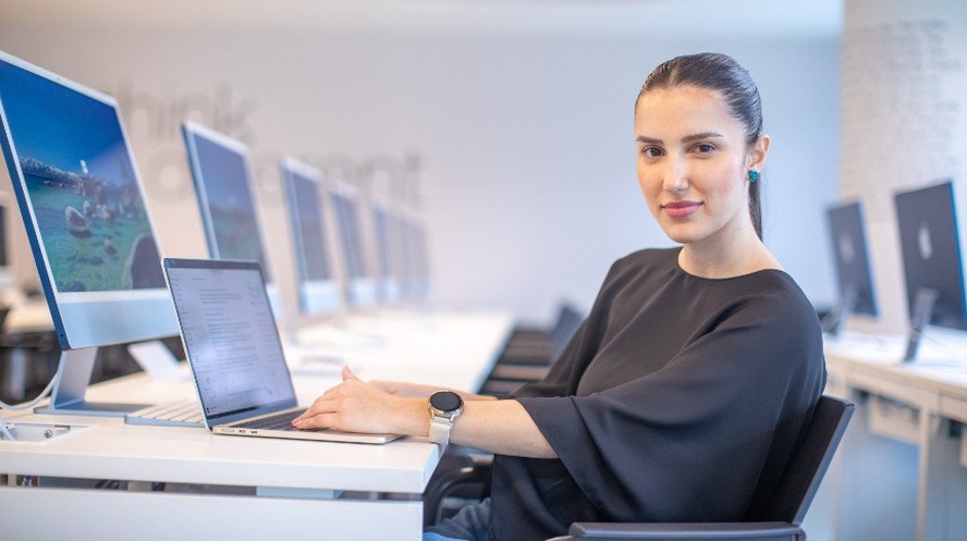 ChatGPT e Claude: disputa IA ganha força em reuniões corporativas.