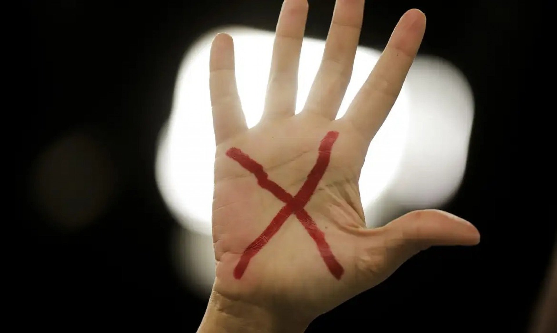 Criança síria dorme em meio aos escombros de prédio destruído em Aleppo.