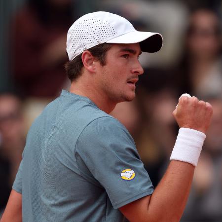 João Fonseca celebra vitória contra Diallo em Monte Carlo, encerrando jejum de títulos.