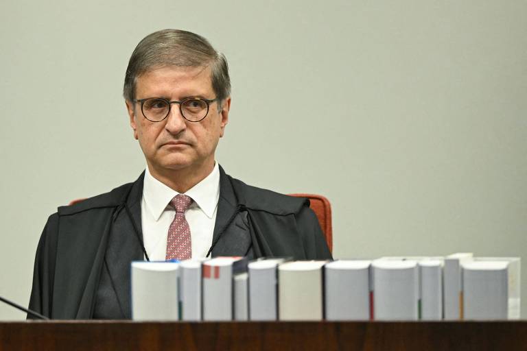 Procuradoria Eleitoral age contra candidaturas ligadas ao crime organizado no Brasil.