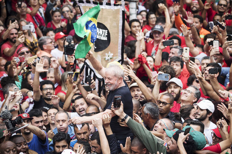 Jornalista lança livro sobre mobilização que culminou na libertação de Lula da prisão.
