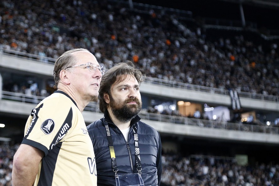 Textor anuncia aporte no Botafogo, mas proposta gera incertezas jurídicas no clube.