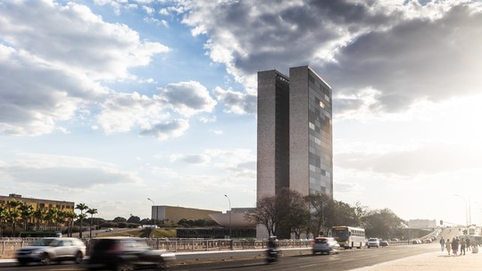 Trump anuncia suspensão de ataques ao Irã após "avanço" nas negociações.