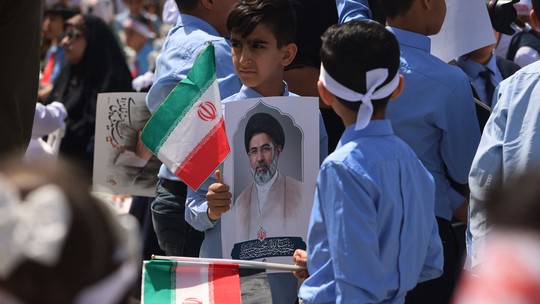 Trump anuncia suspensão de ataques ao Irã após "avanço" nas negociações.