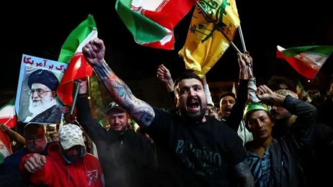 Posto de gasolina com preço do diesel em destaque e manifestantes, refletindo tensão sobre política de combustíveis.