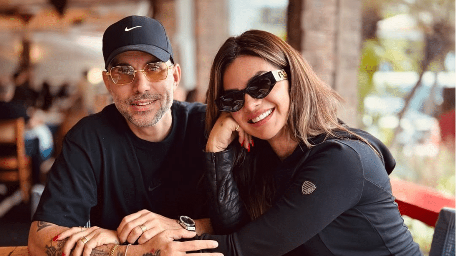 Mico Freitas, marido de Kelly Key, após AVC: imagem do músico em recuperação, sorrindo em hospital.