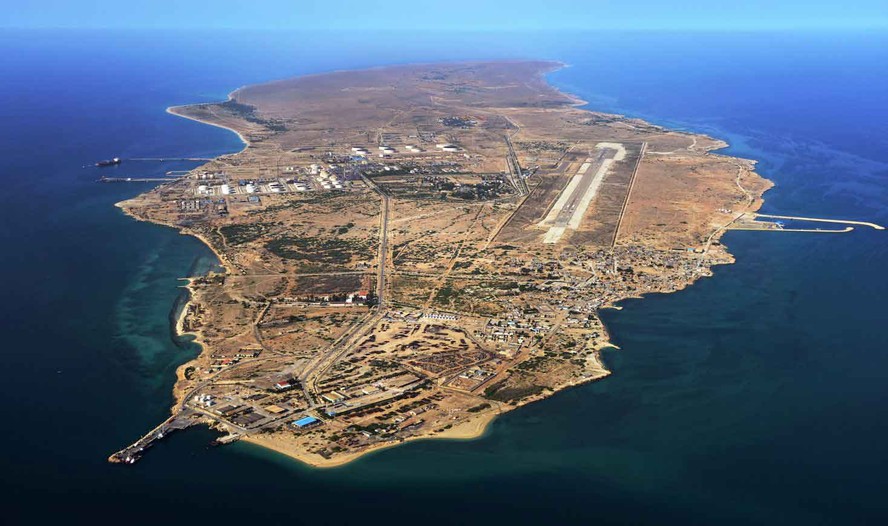 Refinaria iraniana danificada após ataque horas após anúncio de cessar-fogo.