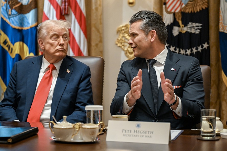 Secretário de Defesa dos EUA, Mark Esper, e Trump em reunião sobre Irã; dados de guerra eram otimistas.