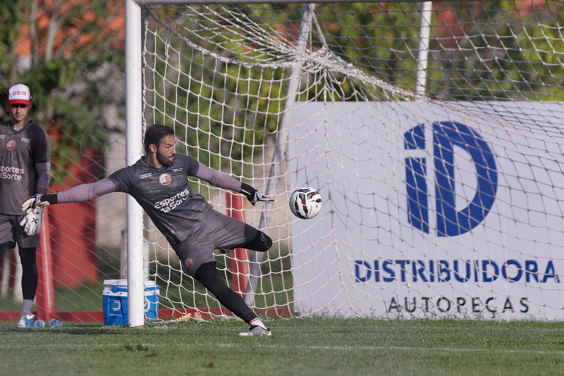 Técnico do Náutico defende Muriel após falha contra o Ceará em jogo de futebol.
