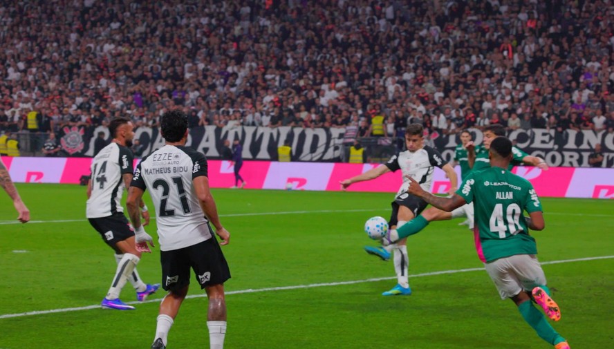 Equipe de futebol da Record celebra vitória em estádio lotado em São Paulo.