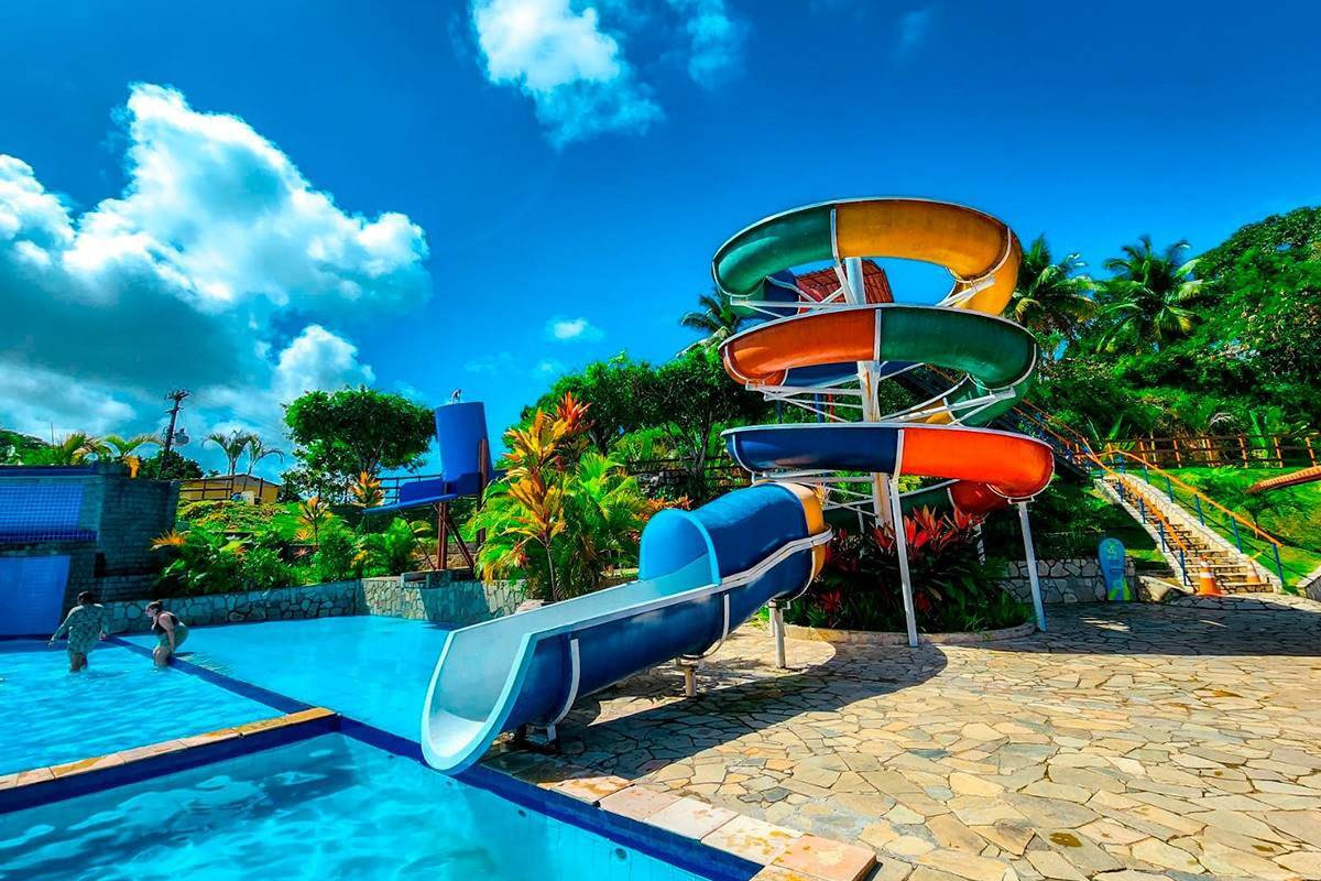 Parque aquático em Olinda com águas turvas e poluição visível.