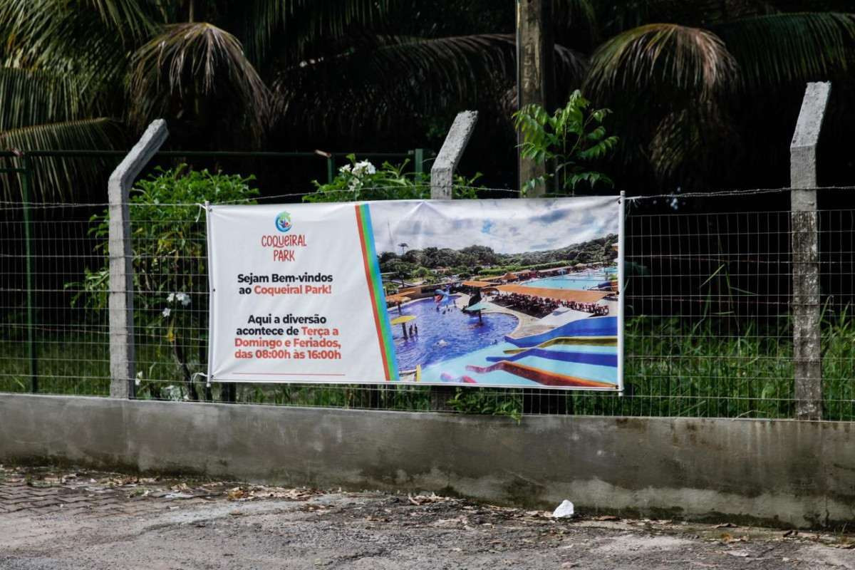 Parque aquático em Olinda com águas turvas e poluição visível.