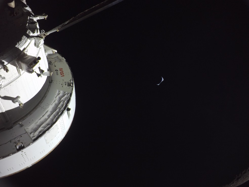 Astronautas da NASA capturam vistas impressionantes da Terra e da Lua durante missão Artemis II.