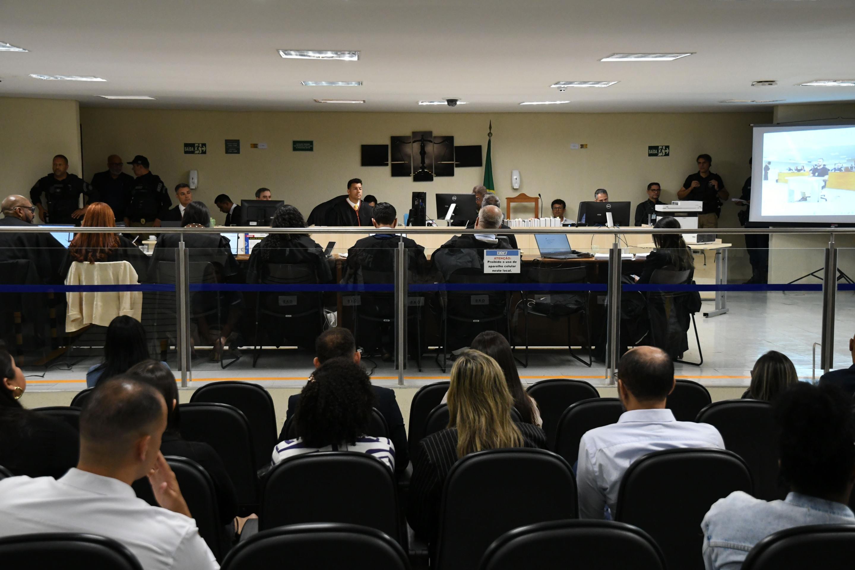 Deputados discutem futuro da capital em reunião no Correio Braziliense.