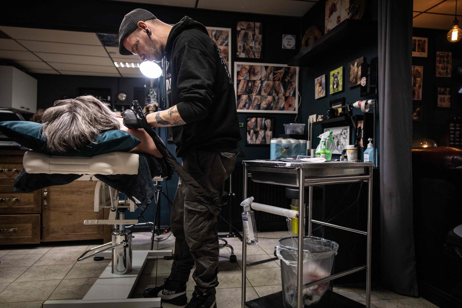 Mulher sorri ao lado de seu médico, com um sorriso radiante após a remissão do HIV.