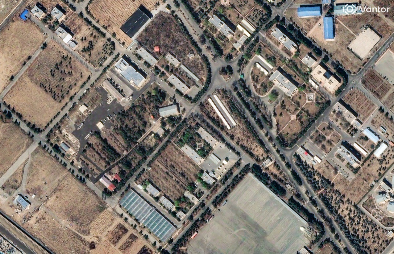 Navios da Marinha do Irã destruídos em porto, enquanto força que controla Estreito de Ormuz permanece intacta.